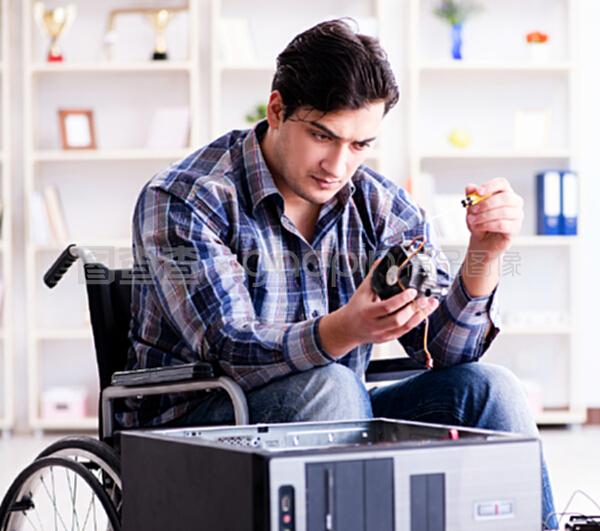 轮椅上的技术修复师 一位残疾人的计算机与辅助设备修理之路